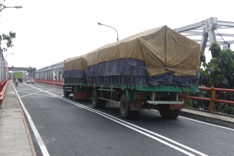 Ilustrasi: Truk besar saat melintas di Jembatan Widang-Babat yang sempat ambruk beberapa waktu lalu.