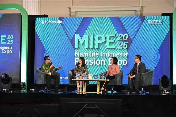 (Dari kiri ke kanan) Pengurus DPLK Manulife Indonesia Ibrahim Rachman, Pengurus DPLK Manulife Indonesia, Chief Marketing Officer Manulife Indonesia Shierly Ge, Chief Marketing Officer Manulife Aset Manajemen Indonesia Eveline Haumahu, dan influenser Samuel Ray. 