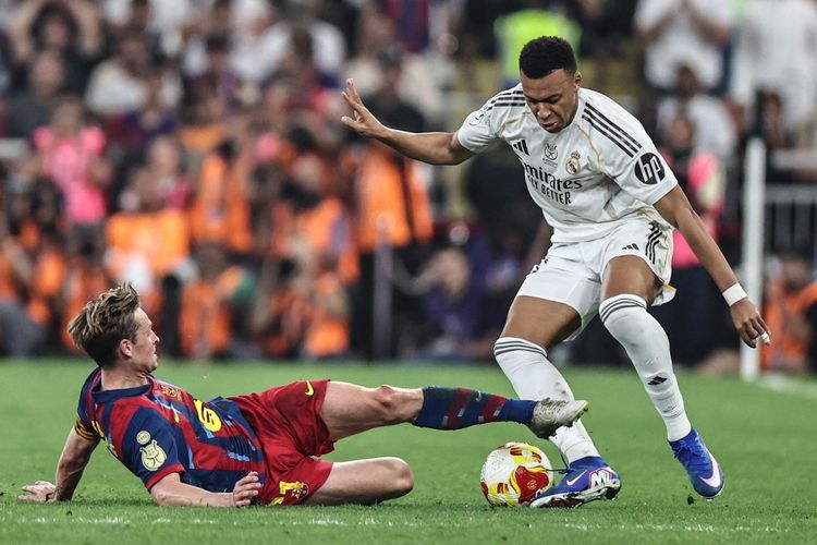 Gelandang Barcelona, Frenkie De Jong, dan penyerang Real Madrid, Kylian Mbappe, berebut bola pada laga final Piala Super Spanyol antara FC Barcelona dan Real Madrid di Stadion King Abdullah di Jeddah pada 11 Januari 2026.