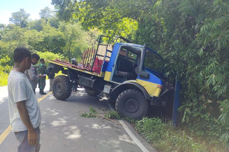 Mobil truk yang ditumpangi Wakil Bupati Timor Tengah Selatan (TTS), Nusa Tenggara Timur (NTT) Army Konay, menabrak tebing, Selasa (11/4/2023) 