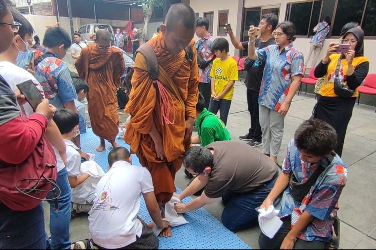 Sejumlah warga Buddhis di Kota Cirebon menyambut kedatangan 32 bhante Tudhong Internasional, Kamis (18/5/2023). Mereka menyambutnya dengan tradisi cuci kaki sebagai penghormatan dan ngalap berkah.