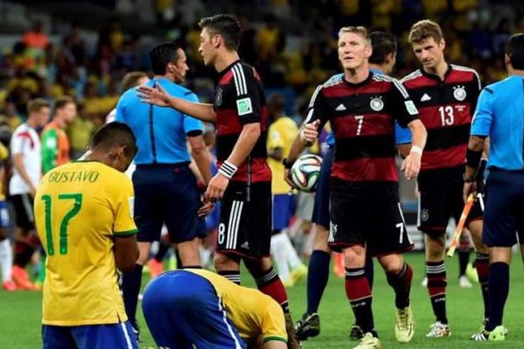 Pemain Brasil berlutut atas kekalahan timnya dalam laga melawan Jerman di semifinal Piala Dunia 2014 di Mineirao Stadium, Belo Horizonte, Brasil, 8 Juli 2014. Brasil harus mengakui keunggulan Jerman dengan skor akhir 7-1.