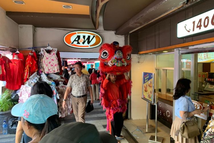 Imlek mendatangkan rezeki tersendiri bagi Dani (23), seorang pengamen yang cosplay atau berkostum Barongsai (naga merah) di kawasan pasar Pecinan Glodok, Pancoran, Jakarta Barat, Minggu (21/1/2024).