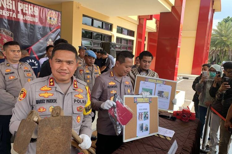 Jajaran Kepolisian saat menggiring 4 pelaku pembunuhan INS (24) di Mapolresta Bandung, Soreang, Jawa Barat, Jumat (2/8/2024)