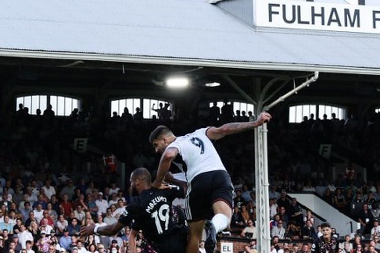 Striker Fulham Aleksandar Mitrovic saat mencetak gol ke gawang Brentford dalam laga lanjutan Liga Inggris musim 2022-2023 di Stadion Craven Cottage, London, Sabtu (20/8/2022) malam WIB.