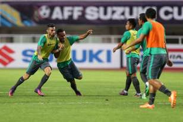 Pemain timnas Indonesia Stefano Lilipaly (kiri) berlatih di Stadion Pakansari, Cibinong, Bogor, Jawa Barat, Selasa (13/12/2016). Indonesia akan betanding melawan Thailand pada final Piala AFF Suzuki Cup 2016 leg pertama di Stadion Pakan sari, Rabu (14/12/2016). 