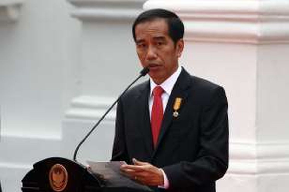 Presiden Joko Widodo memberikan sambutan pada peresmian pameran bertajuk 'Goresan Juang Kemerdekaan : Koleksi Seni Rupa Istana Kepresidenan Republik Indonesia' di Galeri Nasional, Jakarta, Senin (1/8/2016). Pameran menampilkan 28 karya dari 20 maestro lukis Indonesia seperti Raden Saleh, Affandi, Basoeki Abdullah hingga Presiden Soekarno, berlangsung untuk umum dari 2-30 Agustus.