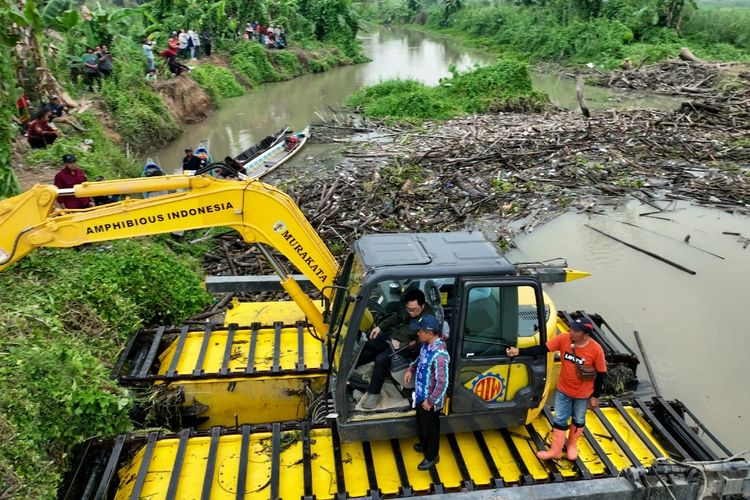Bupati Hulu Sungai Tengah (HST) Aulia Oktafiandi saat melakukan monitoring pengerukan dan pembersihan raba yang menumpuk menutup aliran sungai di Desa Kayu Rabah, Kecamatan Pandawan, Kamis (19/10/2023).
