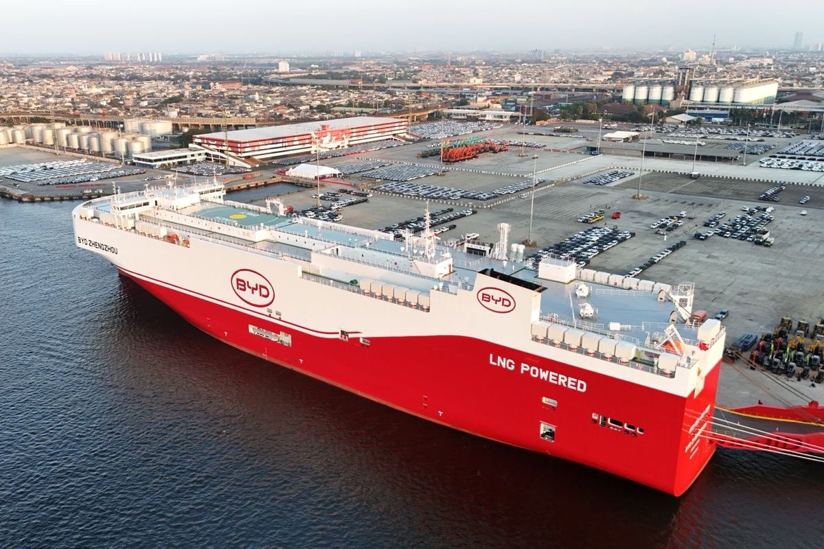 Kapal MV BYD Zhengzhou berkapasitas 7.000 unit mobil sedang bersandar di Pelabuhan Tanjung Priok, Jakarta Utara, Jumat (1/8/2025).