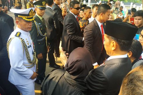 Ketika Jokowi Dikepung Pelayat Habibie yang Minta Selfie...