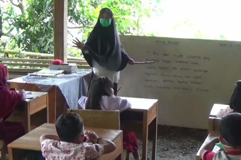 Siswa di Polewali Mandar Terpaksa Belajar di Kolong Rumah Sebelah Kandang Ayam, Aroma Busuk Menyeruak