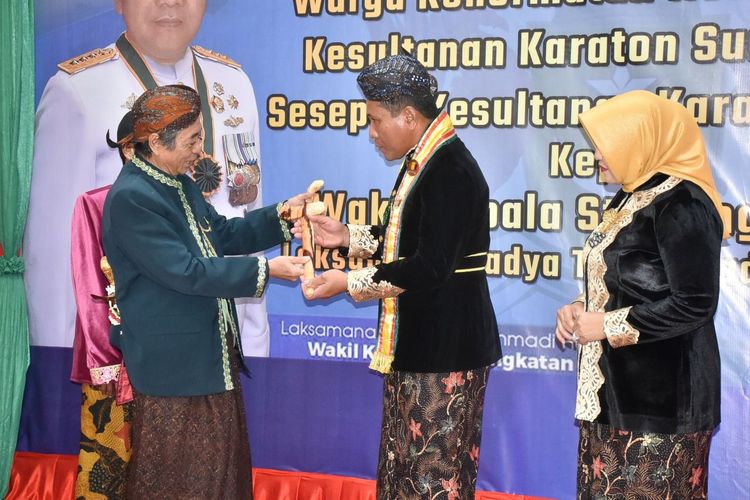 Wakil Kepala Staf Angkatan Laut (Wakasal) Laksamana Madya Ahmadi Heri Purwono diangkat sebagai warga kehormatan keluarga besar dan sesepuh Kesultanan Keraton Sumenep bergelar “Witjaksono Noto Segoro”.