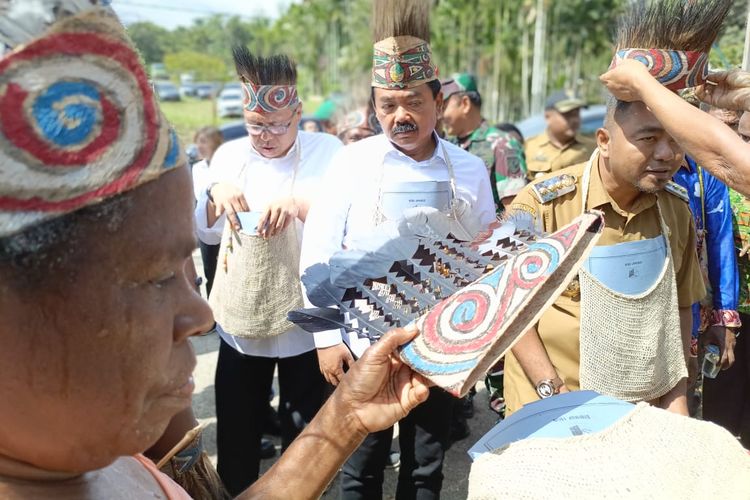 Menteri ATR/BPN Hadi Tjahjanto menyerahkan sertifikat Hak Pengelolaan (HPL) tanah ulayat Masyarakat Hukum Adat Kampung Sawoi Hnya, Kabupaten Jayapura, Papua, Selasa (17/10/2023).