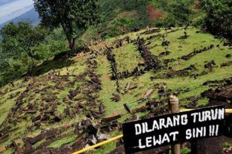 Situs Megalitik Gunung Padang yang dikelilingi keindahan alam pegunungan di kawasan Cianjur, Jawa Barat, Jumat (15/3/2013).  