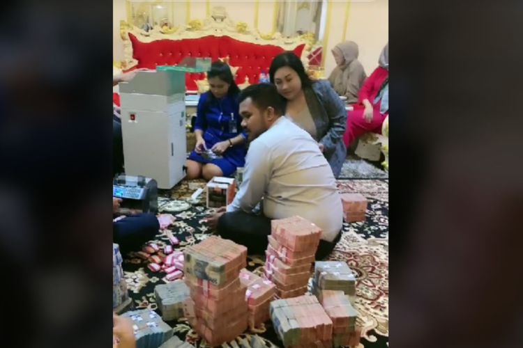 Tangkapan layar pengusaha asal Makassar, Mira Hayati, memanggil teller BRI ke rumahnya untuk menghitung uang.