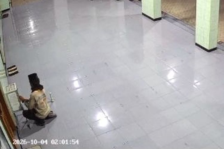Pria 67 Tahun di Ponorogo Curi Uang Kotak Amal Pakai Lidi Berlem, Modus Pura-pura Shalat