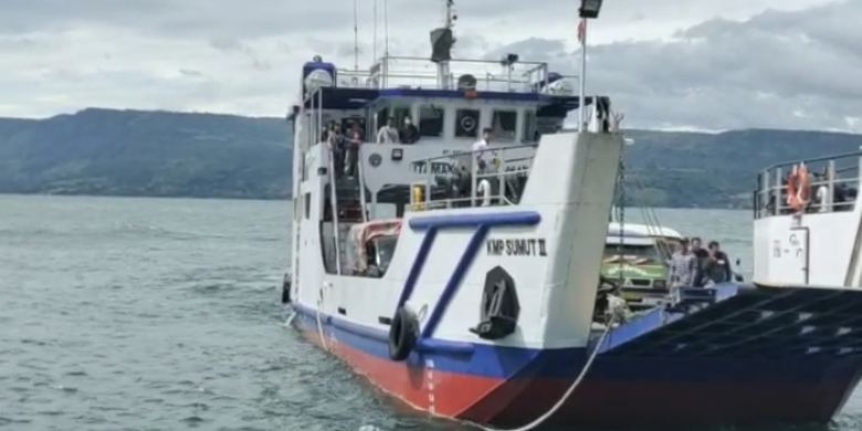 Kapal Motor Penyeberangan (KMP) tiba di pelabuhan Tigaras, Kabupaten Simalungun dari pelabuhan Simanindo, Kabupaten Samosir.