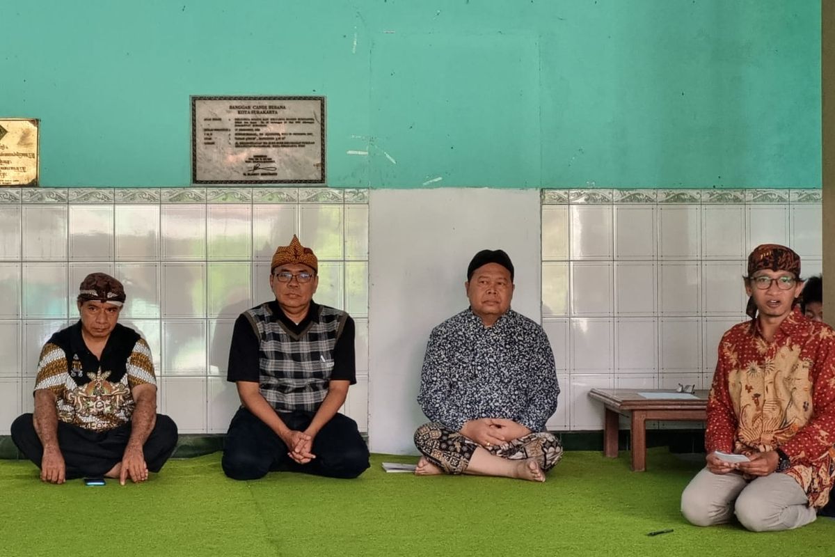 Koordinator Divisi Pencegahan, Partisipasi Masyarakat, dan Humas Bawaslu Kota Solo, Agus Sulistyo (tengah), sedang melakukan sosialisasi kepada para penghayat lkepercayaan di Solo dalam upaya peningkatan peran serta masyatakat dalam pengawasan Pemilu 2024 pada Minggu (14/1/2024). Di depan, ia didampingi Ketua MLKI Solo Ramanto Setro Taruno (kedua dari kanan), Wakil MLKI Solo Gress Raja (kiri), dan Sekretaris MLKI Solo Darmo Setiadi (kiri).