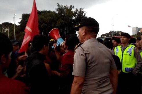 Demo di Tengah Jalan, Mahasiswa Ribut dengan Polisi  