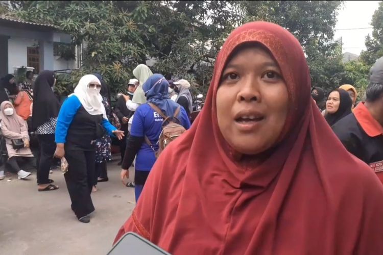 Rina, orangtua yang anaknya gagal masuk PPDB jalur zonasi saat ditemui di depan SMAN 4 Depok, Selasa (25/6/2024).