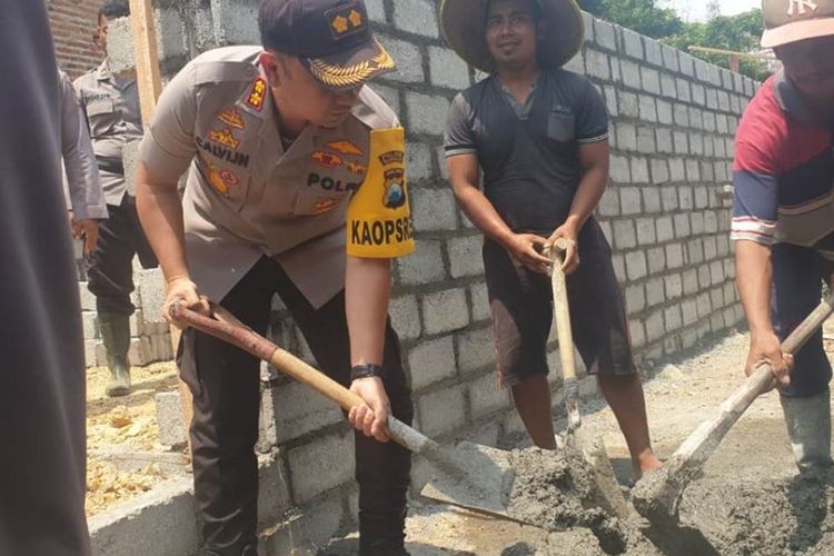 Polisi Trenggalek Jawa Timur, gotong royong bersama warga melakukan bedah rumah Mbah Mitun, warga Desa Gador, Kecamatan Durenan, Trenggalek, Jawa Timur (13/10/2019).