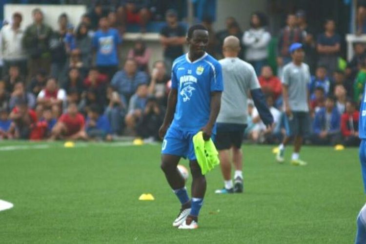 Pemain baru Persib Bandung Erick Weeks saat menjalani latihan perdananya di Lapangan Lodaya Bandung, Selasa (24/1/2017). KOMPAS.com/DENDI RAMDHANI