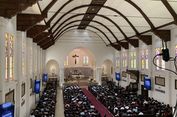 Potret Ribuan Jemaat Ikuti Perayaan Paskah 2026 di Katedral Surabaya