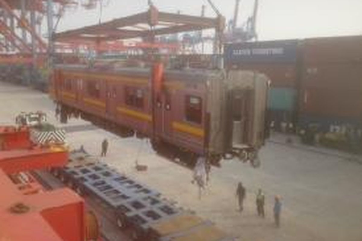 Puluhan gerbong kereta rel listrik (KRL) asal Jepang masih berada di kawasan pelabuhan Tanjung Priok, Jakarta Utara, Kamis 2/7/2015).

