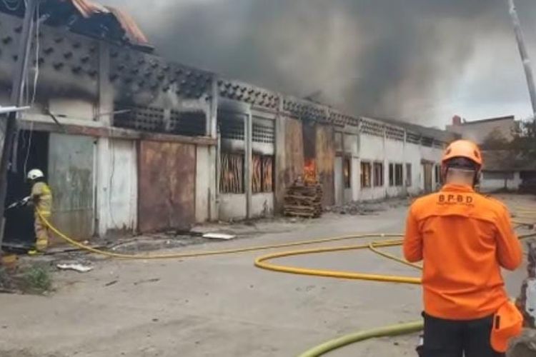 Kebakaran melanda gudang PT CSA di Jalan Daan Mogot KM 11, Cengkareng, Jakarta Barat pada Jumat (27/1/2023). 