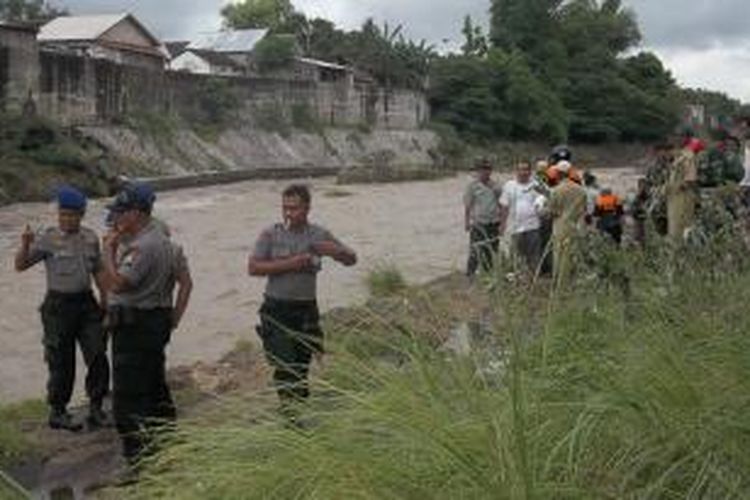 Polisi turut mencari tubuh Mega, yang nekat menceburkan diri ke sungai dengan kedalaman dua meter lebih. Tubuh Mega belum ditemukan.