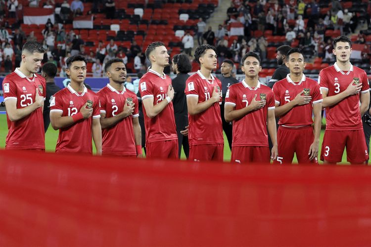 Para pemain timnas Indonesia berdiri menyanyikan lagu kebangsaan sebelum dimulainya pertandingan sepak bola Grup D Piala Asia Qatar 2023 melawan Irak di Stadion Ahmad bin Ali di Al-Rayyan, Doha, pada Senin 15 Januari 2024. Pada babak 16 besar Piala Asia 2023 akan tersaji duel Australia vs Indonesia di Stadion Jassim bin Hamad, Minggu (28/1/2024).