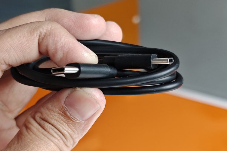 Pengguna akan mendapat kable USB C ke USB C dalam kotak pembelian. Pengisian daya bisa dilakukan menggunakan kepala charger yang biasa digunakan untuk smartphone. 