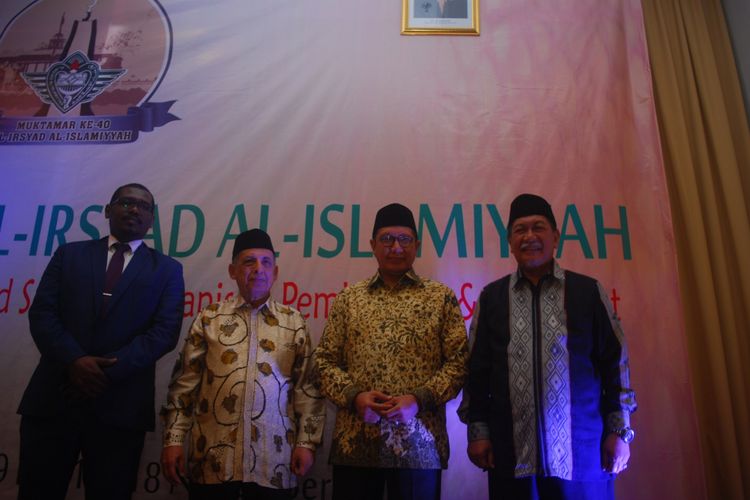 Wakil Gubernur Jawa Barat Deddy Mizwar (kanan) berfoto bersama Menteri Agama Lukman Hakim Saifuddin (tengah) dan Ketua Umum Pengurus Pusat Al Irsyad Al Islamiyah Abdullah Djaidi (kedua kiri) dalam acara pembukaan Muktamar ke-40 Al Irsyad Al Islamiyah, di Hotel Sahira, Bogor, Jawa Barat, Kamis (16/11/2017)