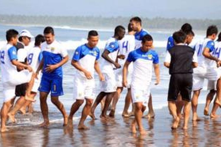 Para pemain Persib Bandung menjalani latihan di Pantai Pangandaran, Sukabumi, Kamis (3/4/2014).