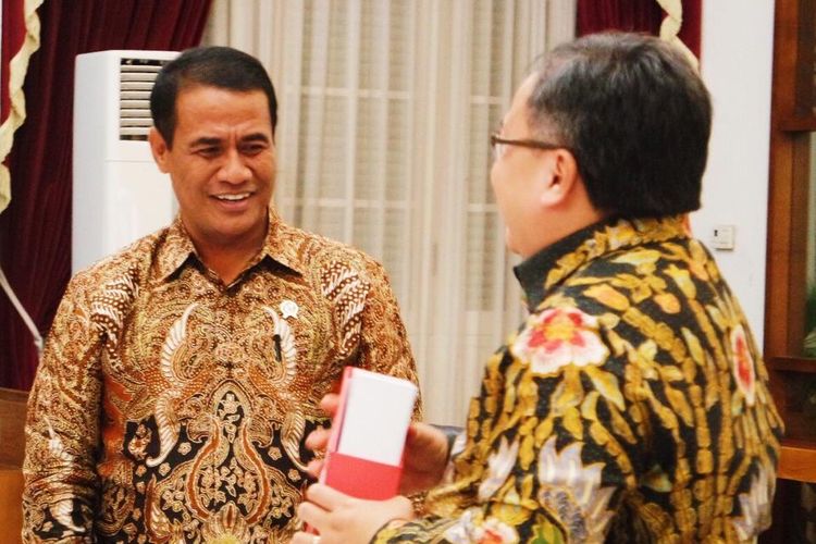 Menteri Pertanian Amran Sulaiman sepakat dengan Menteri Perencanaan Pembangunan Nasional sekaligus Kepala Bappenas Bambang Brodjonegoro untuk bersinergi meningkatkan produksi pertanian, di Kantor Bappenas, Jakarta, Kamis (25/4/2019).