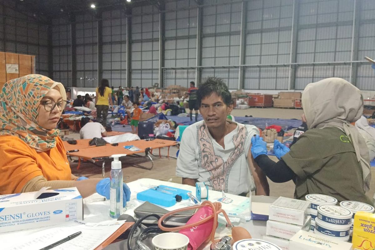 Tim medis  Bio Farma memberikan vaksin kepada korban dan relawan banjir di Kabupaten Bandung Barat dan Kota Bekasi. 