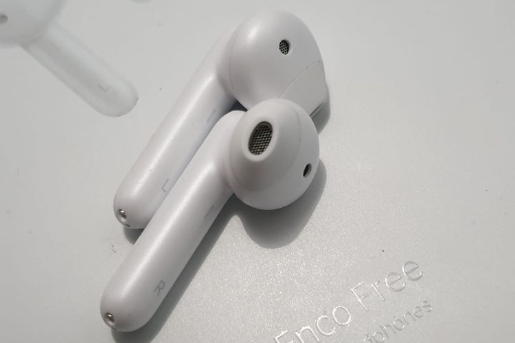 Sepasang earphone Oppo Enco Free.