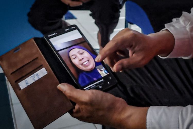 Wiwi (48) TKW asal Kabupaten Bandung Barat (KBB), Jawa Barat tengah melangsungkan video call dengan keluarga di tanah air setelah 13 tahun hilang kontak di Arab Saudi.