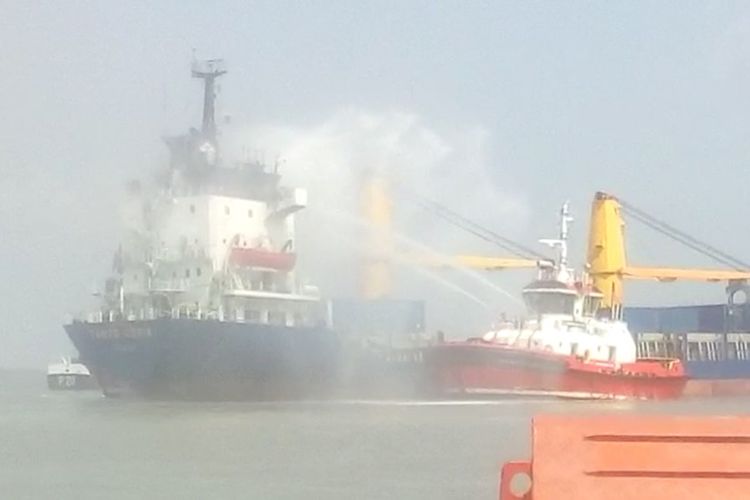 Proses pemadaman KM Tanto Ceria, yang sempat terbakar di alur pelayaran Surabaya, Selasa (26/11/2019).