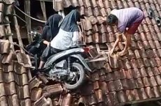 Sepeda Motor "Nyungsep" ke Atap Rumah Warga Saat Dipakai Siswi SD di Tasikmalaya Ngabuburit