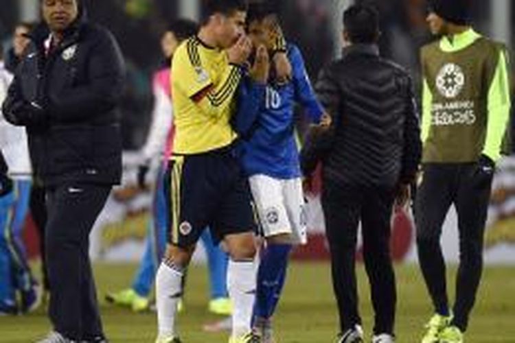 James Rodriguez membisiki Neymar usai pertandingan antara Brasil dan Kolombia, Rabu (17/6/2015).