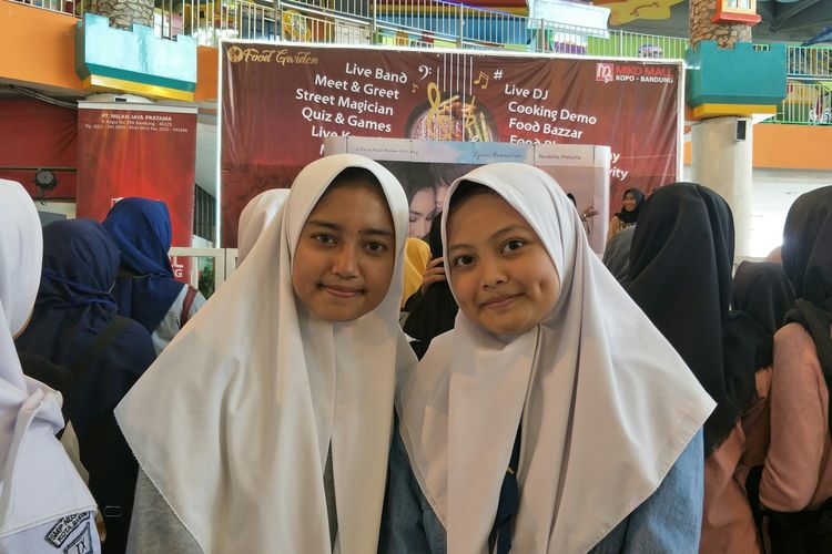 Amanda, Andini, dua murid sekolah yang mengikuti Milea Day di Miko Mall, Bandung, Kamis (13/2/2020)