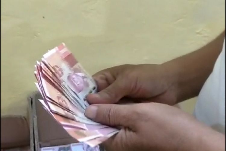 Video amatir yang mendokumentasikan aksi Isman (52) Kepala Desa Tungu, Kecamatan Godong, Kabupaten Grobogan, Jawa Tengah memamerkan tumpukan uang kertas di dalam sejumlah kardus viral di media sosial.