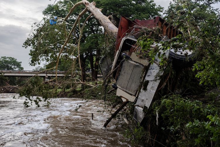 Truk yang tersangkut di pohon setelah hanyut dalam banjir Texas di Center Point, Sabtu, 5 Juli 2025.