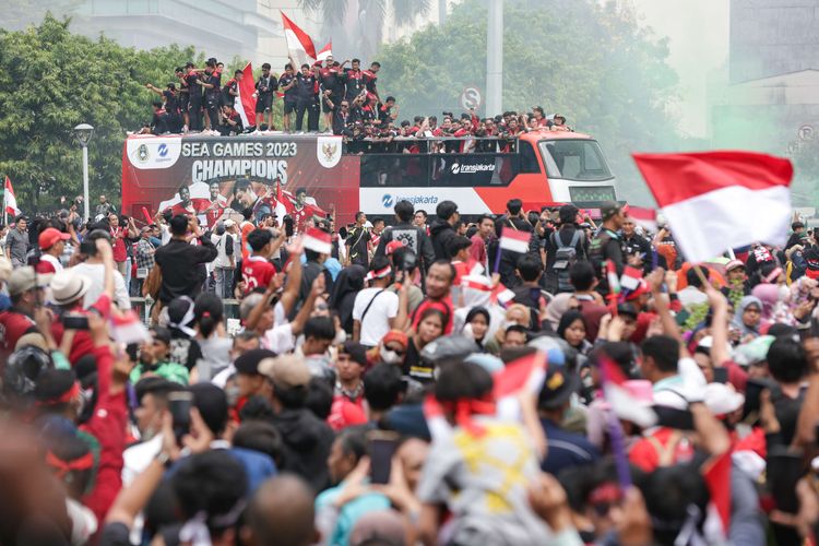 Pawai Timnas Skuad Garuda Muda disambut mayarakat di Budaran Hotel Indonesia, Jakarta, Jumat (19/5/2023).  Timnas U22 Indonesia berhasil meraih medali emas SEA Games 2023.