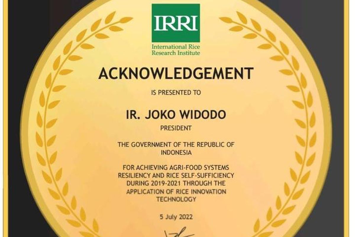 International Rice Research Institute (IRRI) memberikan sertifikat pengakuan kepada Presiden Republik Indonesia (RI) Joko Widodo (Jokowi).
 
