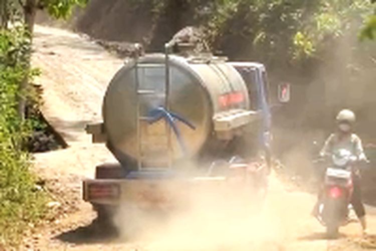 Truk Tangki BPBD Ponorogo Tak Kuat Menanjak, 2.000 Liter Air Terpaksa Dibuang
