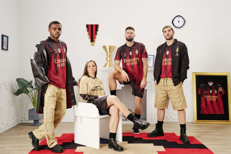 AC Milan berkolaborasi dengan merk mode asal Paris, Koche, merilis jersey keempat tim pada Kamis, 23 Februari 2023.