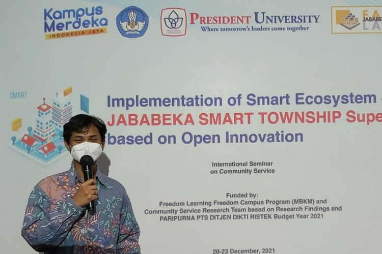 PresUniv menggelar seminar internasional Implementasi Smart Ecosystem 4.0 melalui Jababeka Smart Township Super-App yang Berbasis Open Innovation (20-23/12/2021) dengan menghadirkan pemateri Adhi Setyo Santoso, Assistant Professor di President University.