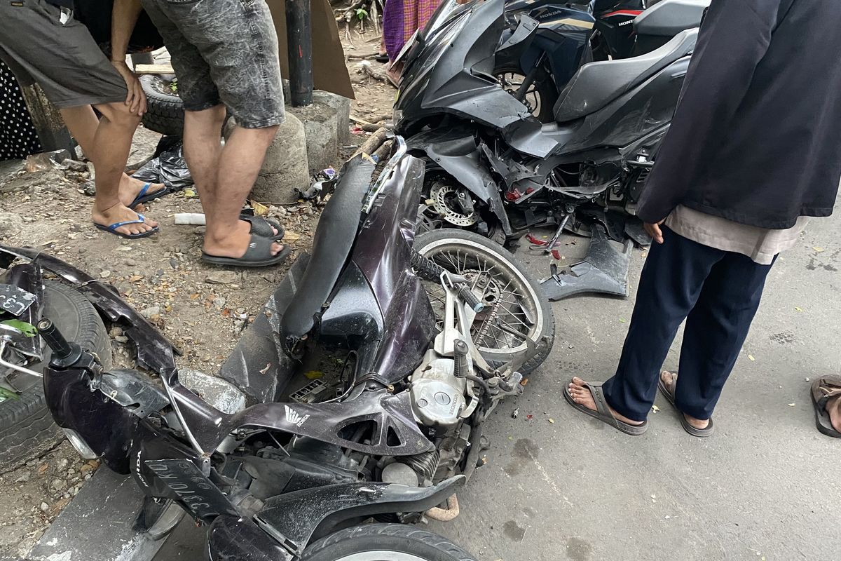Sepeda motor usai ditabrak ambulans berlogo Partai Demokrat, Minggu (25/2/2024).